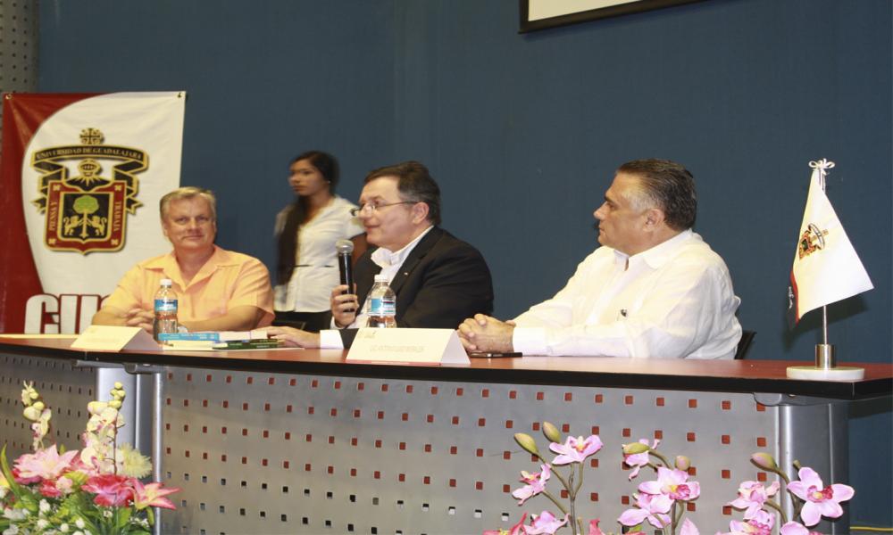 Imparten Conferencia “Reflexiones de un embajador escritor” en el CUCosta