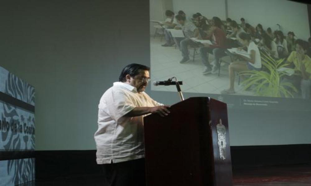 Rector del CUCosta invita a Estudiantes a Prepararse para un Mejor Futuro