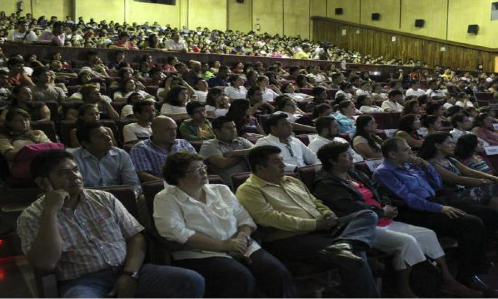 Rector del CUCosta invita a Estudiantes a Prepararse para un Mejor Futuro