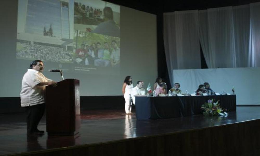 Rector del CUCosta invita a Estudiantes a Prepararse para un Mejor Futuro