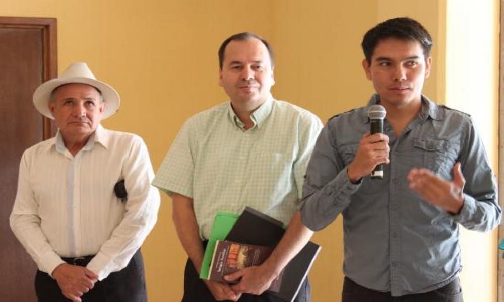 Suciedades pretenciosas en la quinta esquina de un marco¨ exposición fotográfica por Sebastián Ladeaki