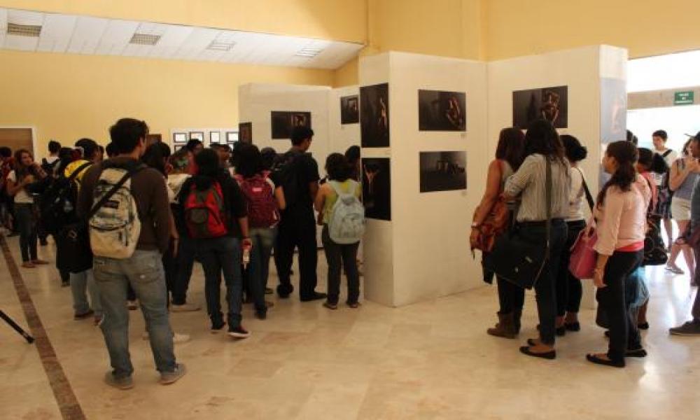Suciedades pretenciosas en la quinta esquina de un marco¨ exposición fotográfica por Sebastián Ladeaki