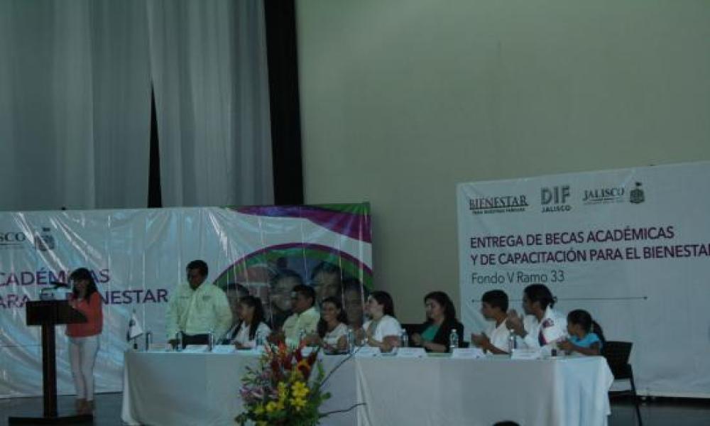 En el CUCosta entrega DIF Jalisco becas académicas y de capacitación a menores de la región Costa Norte