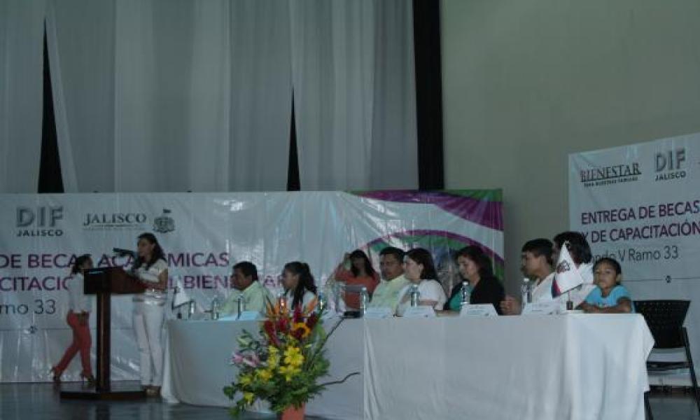 En el CUCosta entrega DIF Jalisco becas académicas y de capacitación a menores de la región Costa Norte