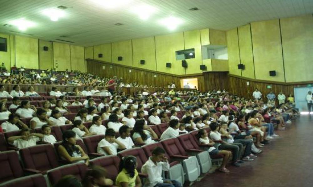 En el CUCosta entrega DIF Jalisco becas académicas y de capacitación a menores de la región Costa Norte