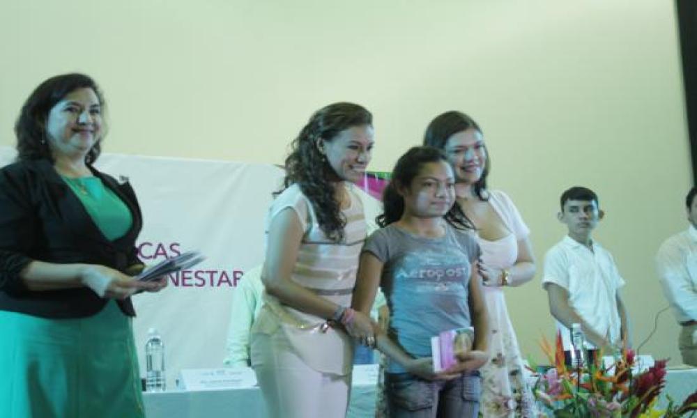 En el CUCosta entrega DIF Jalisco becas académicas y de capacitación a menores de la región Costa Norte