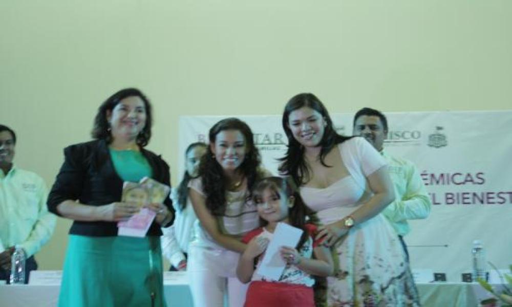 En el CUCosta entrega DIF Jalisco becas académicas y de capacitación a menores de la región Costa Norte