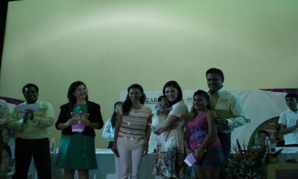 En el CUCosta entrega DIF Jalisco becas académicas y de capacitación a menores de la región Costa Norte