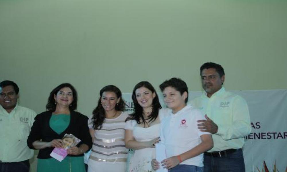 En el CUCosta entrega DIF Jalisco becas académicas y de capacitación a menores de la región Costa Norte