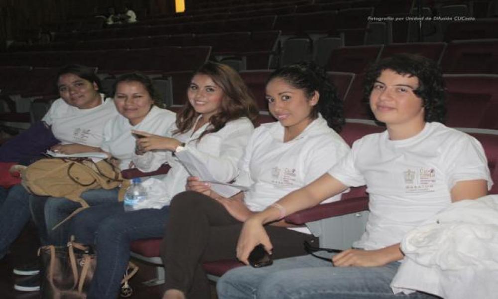 Un total de ciento veinticinco alumnos del Centro Universitario de la Costa participarán en el “Maratón de Conocimientos” que organiza la División de Estudios Sociales y Económicos, a través de la Coordinación de la Licenciatura en Administración de esta casa de estudios de la Universidad de Guadalajara en Puerto Vallarta.  Dicho evento se realiza del 03 al 04 de Diciembre del año en curso, el cual reúne a veinticinco equipos, los cuales participarán  en el Maratón de Recurso Humanos, Maratón de Administrac