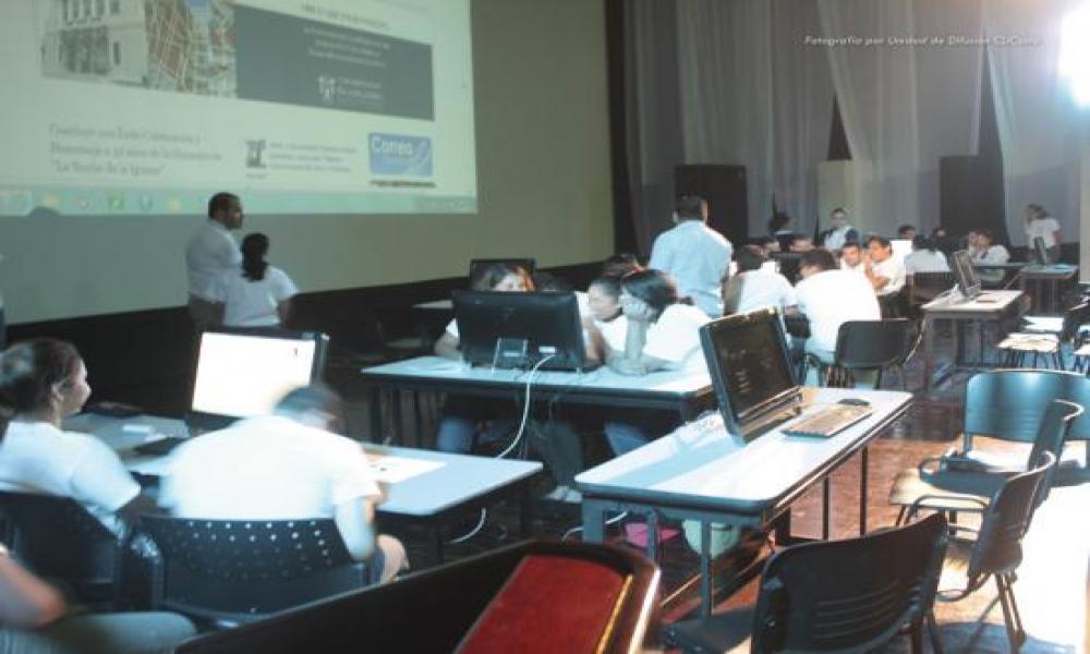 Un total de ciento veinticinco alumnos del Centro Universitario de la Costa participarán en el “Maratón de Conocimientos” que organiza la División de Estudios Sociales y Económicos, a través de la Coordinación de la Licenciatura en Administración de esta casa de estudios de la Universidad de Guadalajara en Puerto Vallarta.  Dicho evento se realiza del 03 al 04 de Diciembre del año en curso, el cual reúne a veinticinco equipos, los cuales participarán  en el Maratón de Recurso Humanos, Maratón de Administrac