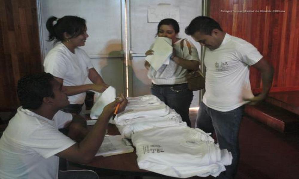 Un total de ciento veinticinco alumnos del Centro Universitario de la Costa participarán en el “Maratón de Conocimientos” que organiza la División de Estudios Sociales y Económicos, a través de la Coordinación de la Licenciatura en Administración de esta casa de estudios de la Universidad de Guadalajara en Puerto Vallarta.  Dicho evento se realiza del 03 al 04 de Diciembre del año en curso, el cual reúne a veinticinco equipos, los cuales participarán  en el Maratón de Recurso Humanos, Maratón de Administrac