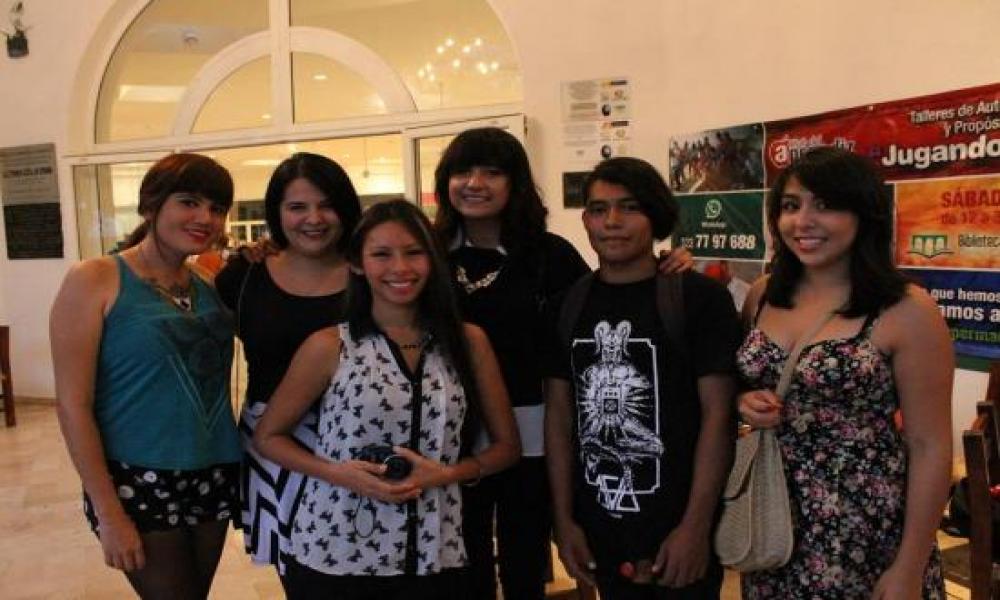 Exposición de arte en Biblioteca Los Mangos por alumnos del CUCosta