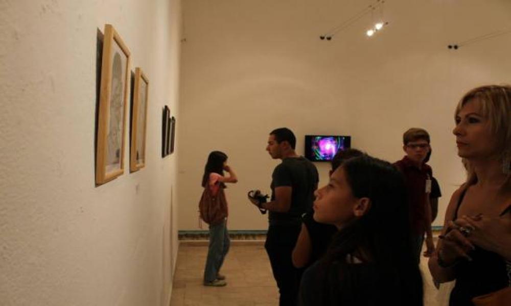 Exposición de arte en Biblioteca Los Mangos por alumnos del CUCosta