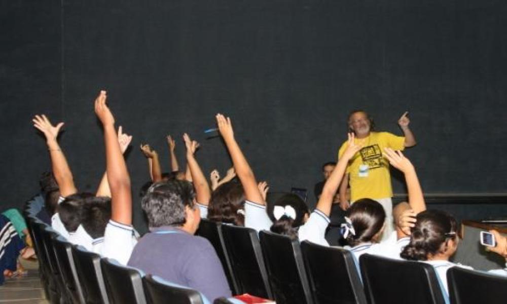 Se imparte taller de astronomía para niños en el CUCosta