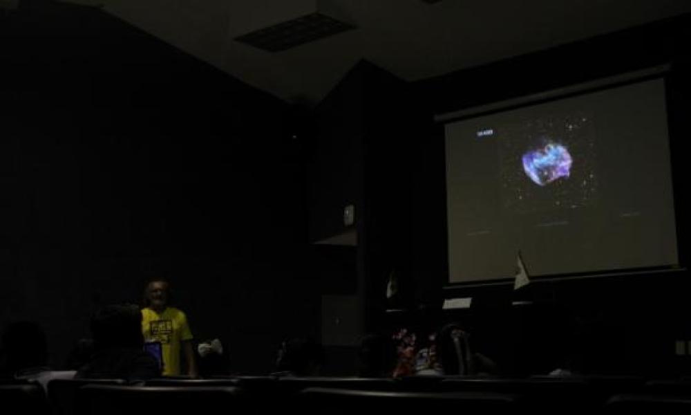 Se imparte taller de astronomía para niños en el CUCosta