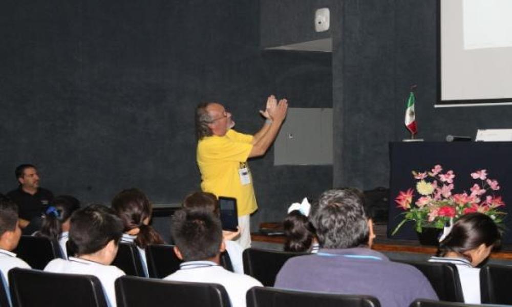 Se imparte taller de astronomía para niños en el CUCostaSe imparte taller de astronomía para niños en el CUCosta