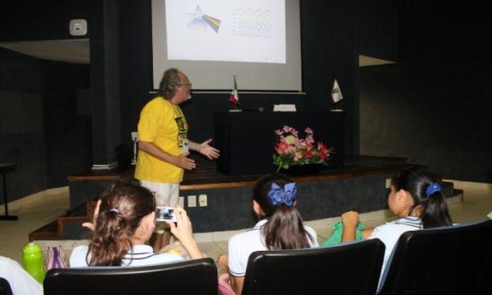 Se imparte taller de astronomía para niños en el CUCosta