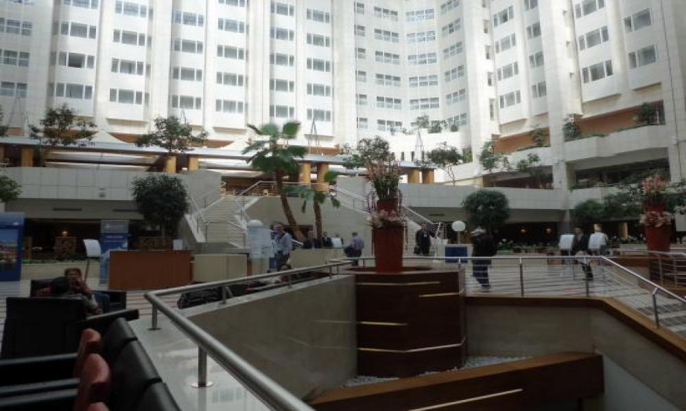 Rector del CUCosta apoya a estudiantes en viaje a Congreso en Praga