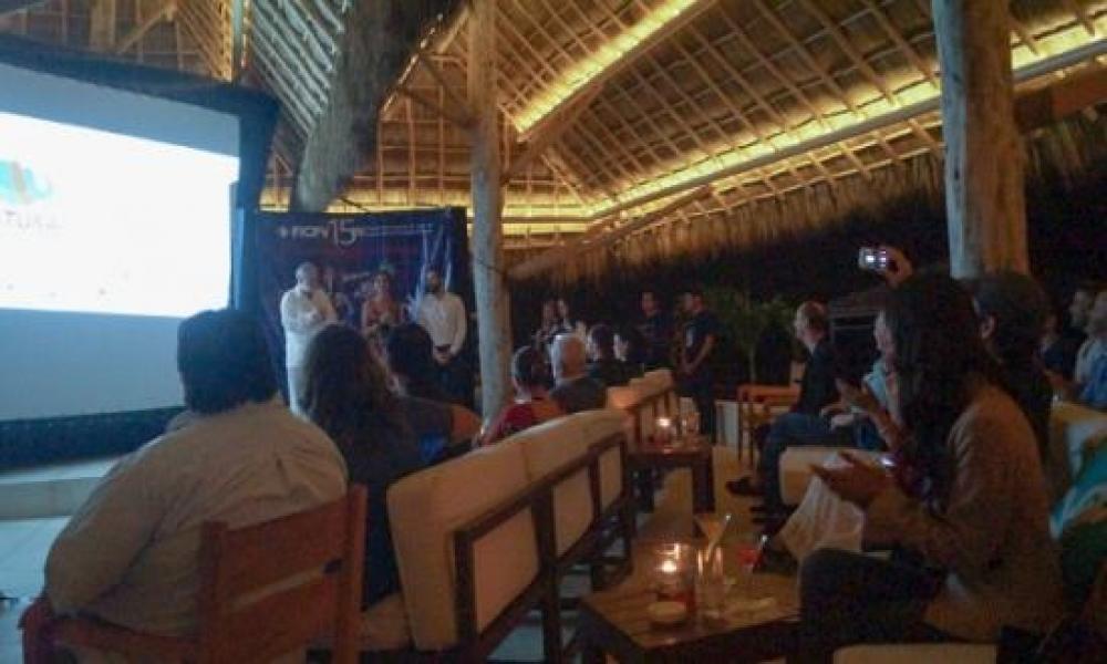 La Sección de Diversidad Premio Maguey del 15° Festival Internacional de Cine en Puerto Vallarta (FICPV) presentó la proyección de la película La amante de mi mujer con la presencia de la protagonista, Victoria Abril el domingo 15 de marzo en Mantamar Beach Club.   El evento tuvo el honor de contar con la asistencia del Lic. Raúl Padilla López, presidente del patronato del Festival Internacional de Cine en Guadalajara (FICG); Biol. Iván Trujillo Bolio, director del FICG; Dr. Marco Antonio Cortés Guardado, R