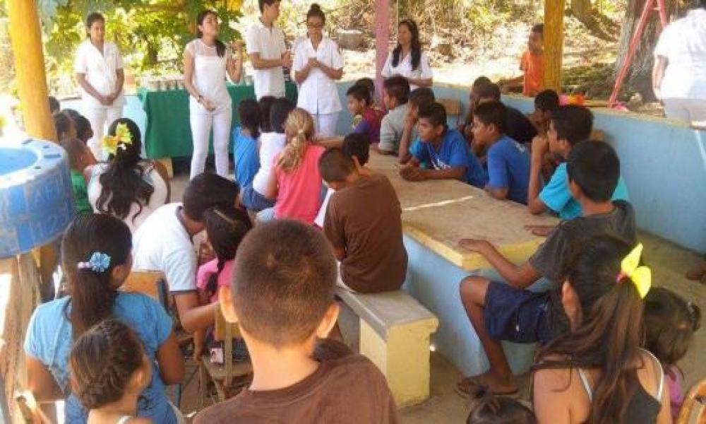 Estudiantes de Enfermería del CUCosta realizan atención médica a habitantes de la comunidad de Chimo