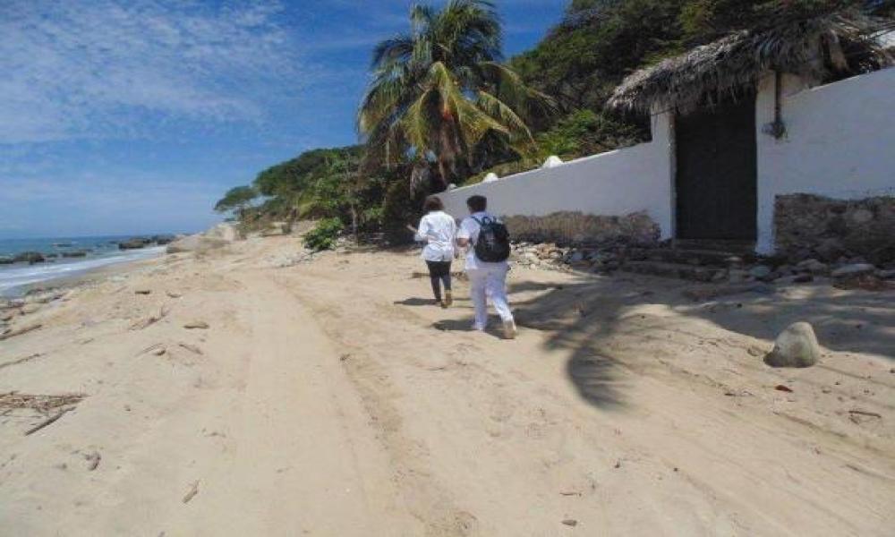 Estudiantes de Enfermería del CUCosta realizan atención médica a habitantes de la comunidad de Chimo