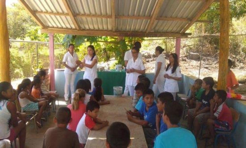 Estudiantes de Enfermería del CUCosta realizan atención médica a habitantes de la comunidad de Chimo