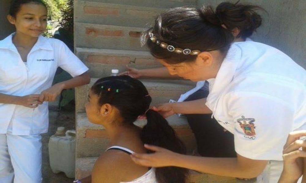Estudiantes de Enfermería del CUCosta realizan atención médica a habitantes de la comunidad de Chimo