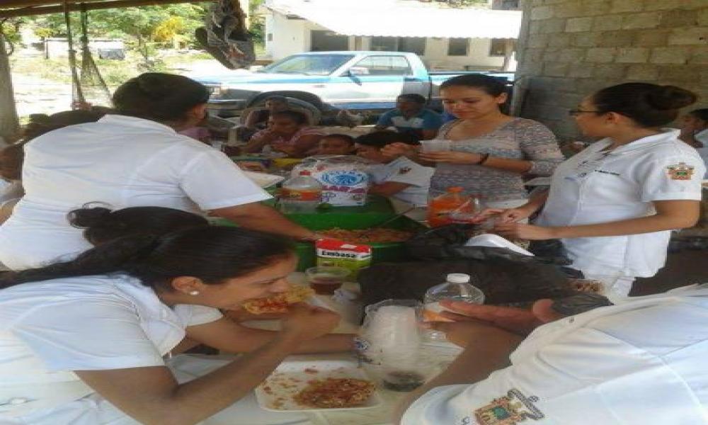 Estudiantes de Enfermería del CUCosta realizan atención médica a habitantes de la comunidad de Chimo