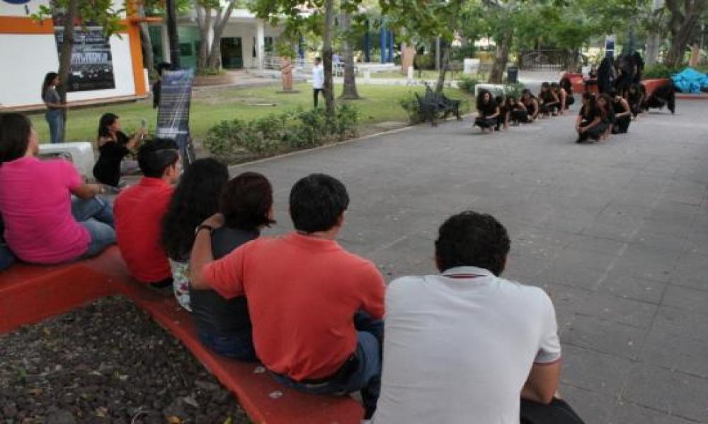 Presentación de Danza Contemporánea en CUCosta
