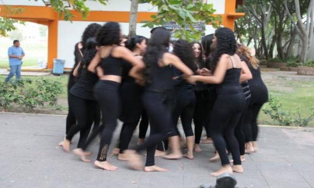 Presentación de Danza Contemporánea en CUCosta