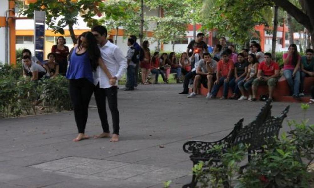 Presentación de Danza Contemporánea en CUCosta