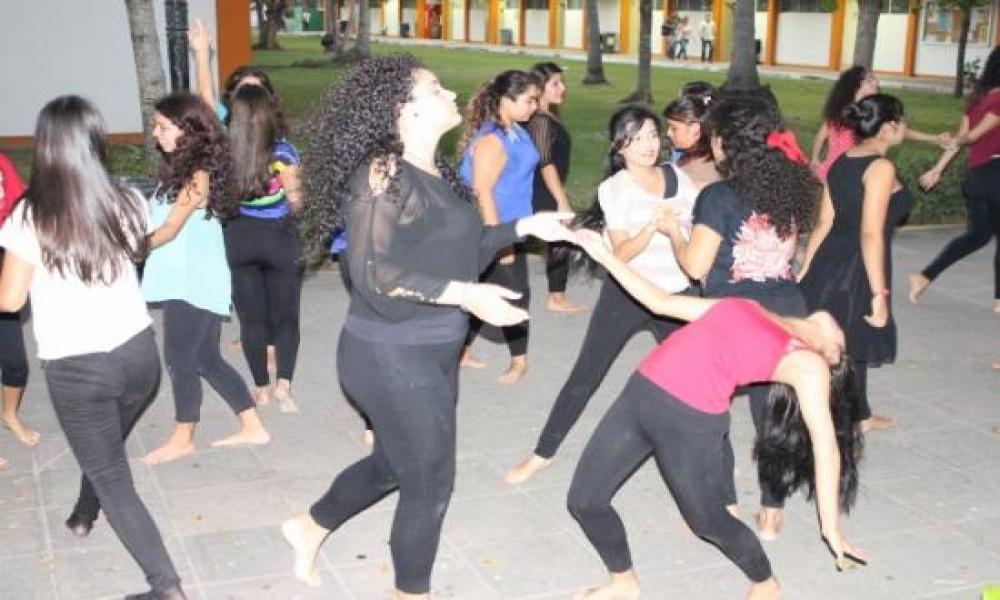 Presentación de Danza Contemporánea en CUCosta
