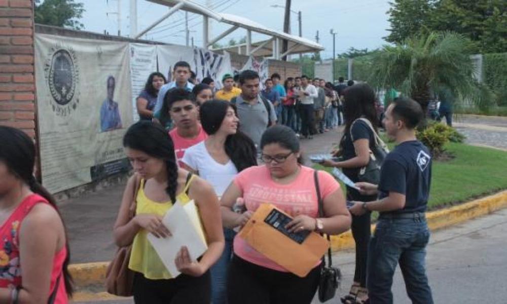 Aspirantes del CUCosta presentan examen de admisión para el ciclo 2015A