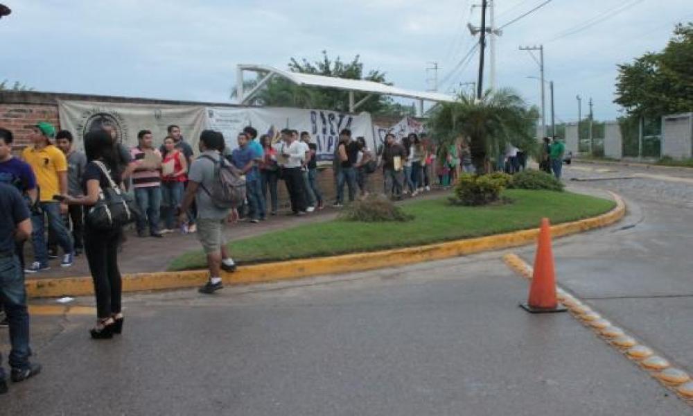 Aspirantes del CUCosta presentan examen de admisión para el ciclo 2015A