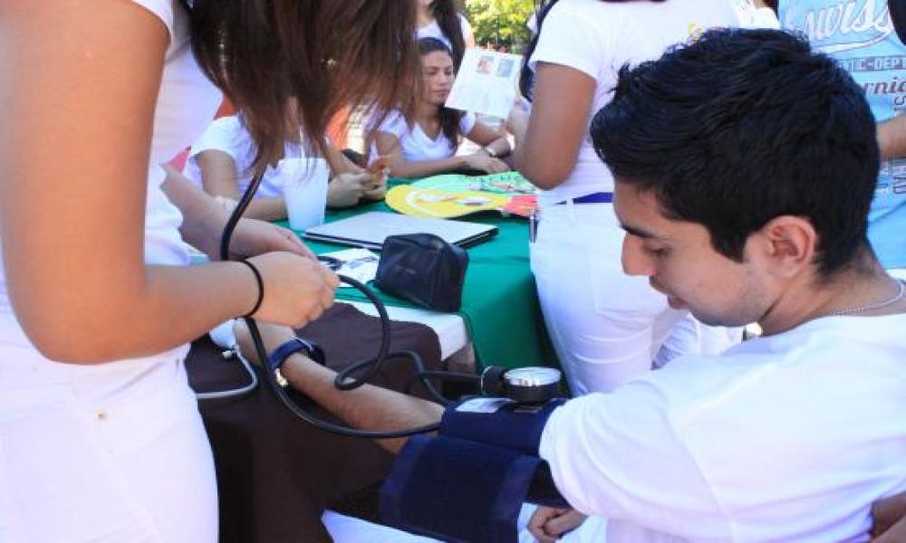 Alumnos de la Carrera de Medicina realizan la Feria de la Salud