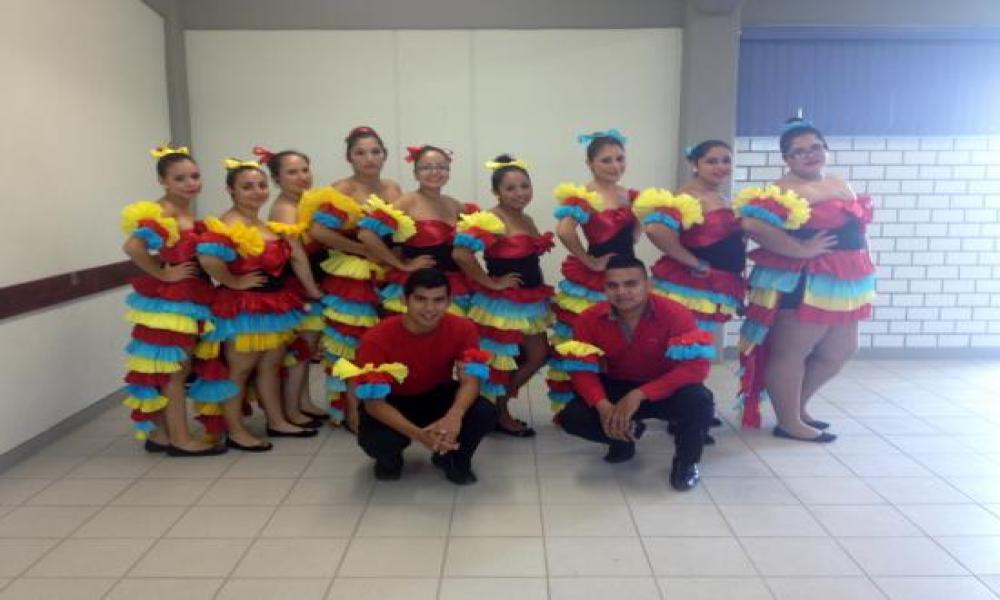Exhibición de baile por parte de alumnos de la Carrera en Enfermería del CUCosta