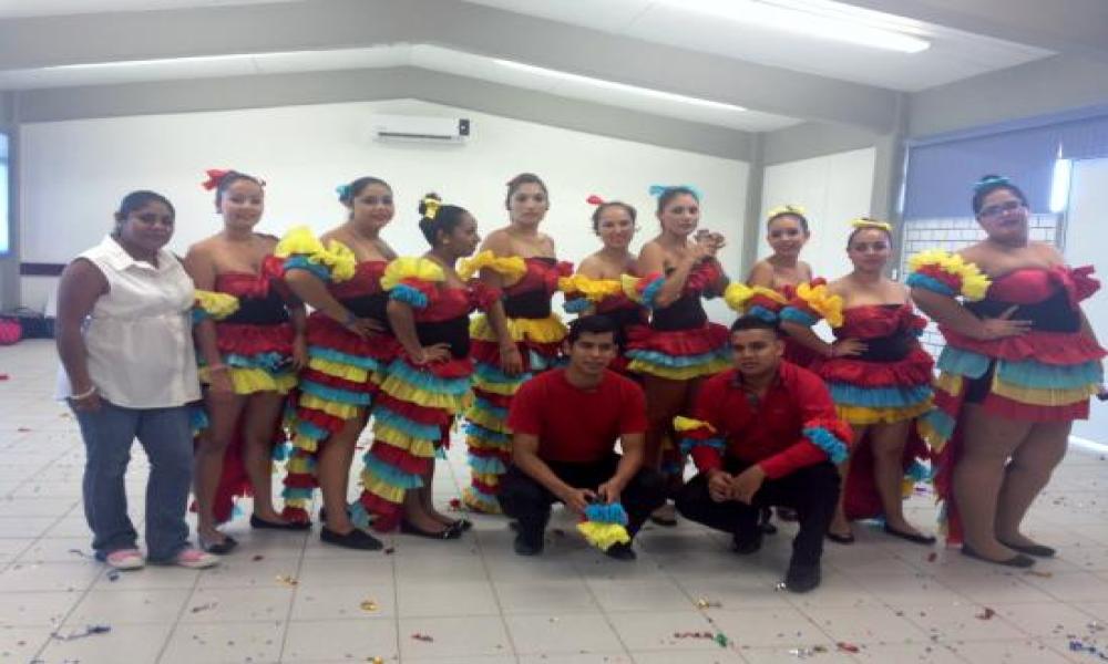 Exhibición de baile por parte de alumnos de la Carrera en Enfermería del CUCosta