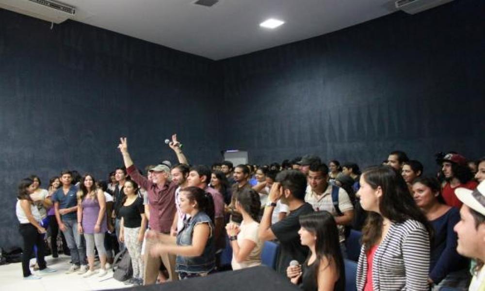 David Eisenberg, fotógrafo internacionalmente reconocido, visitó el Centro Universitario de la Costa, donde impartió una conferencia motivacional sobre la profesión y el éxito. El jueves 10 de abril de 2014 a las 11:00 horas en el Mini Auditorio 1 del CUCosta se realizó la muy dinámica conferencia. Organizada por la Mtra. Paola Cortés Almanzat, Coordinadora de la Carrera de Licenciatura en Artes Visuales, se convocó a todos los estudiantes del CUCosta; la mayoría de los asistentes fueron estudiantes de la L