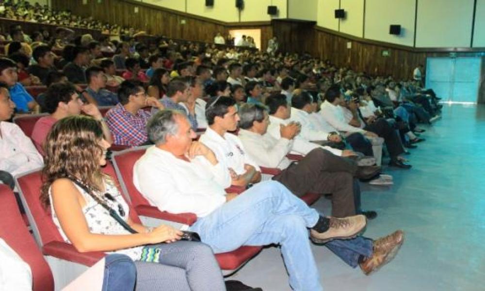 La FEU invitó a la conferencia “Ciudadanos El primer poder” por Gilberto Lozano