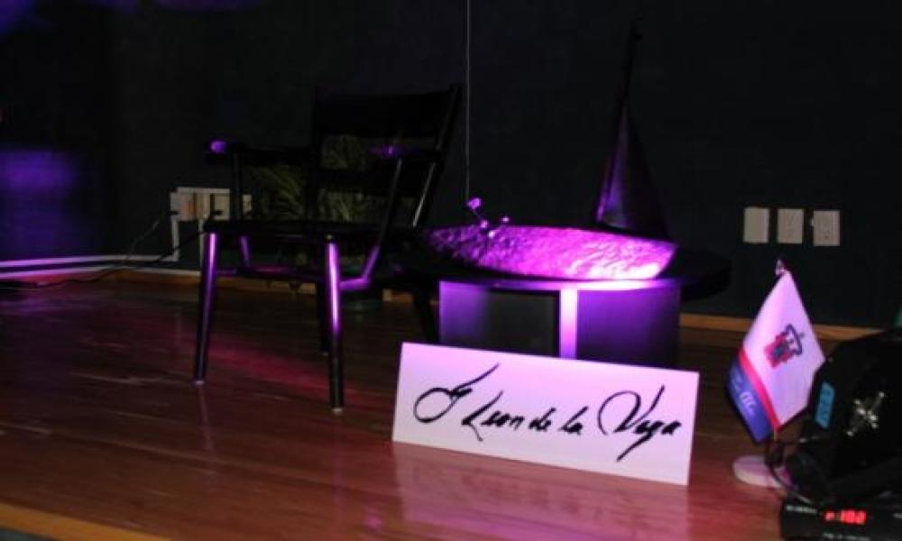 Conferencia del Artista León de la Vega en CUCosta