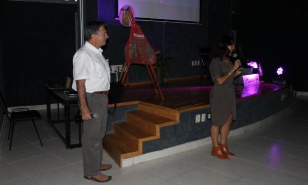 Conferencia del Artista León de la Vega en CUCosta