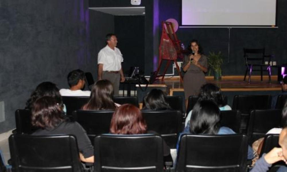 Conferencia del Artista León de la Vega en CUCosta