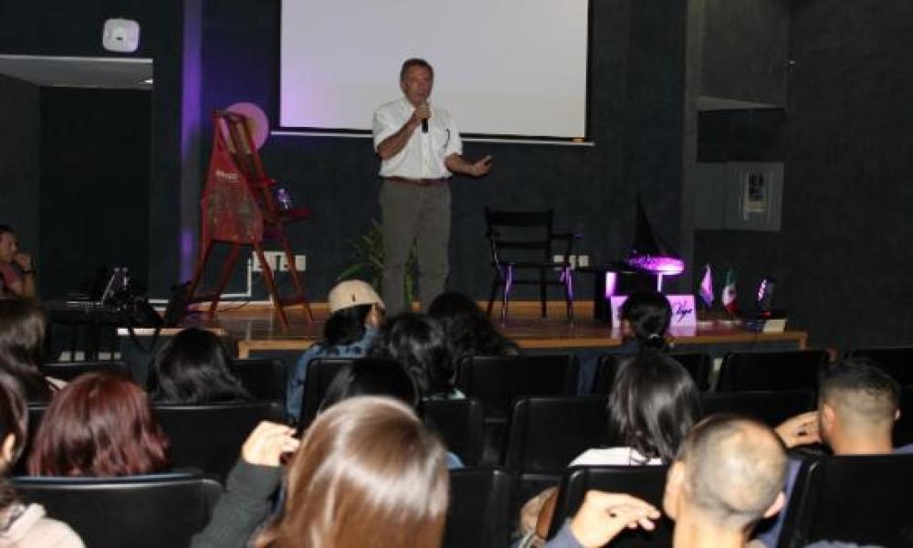 Conferencia del Artista León de la Vega en CUCosta