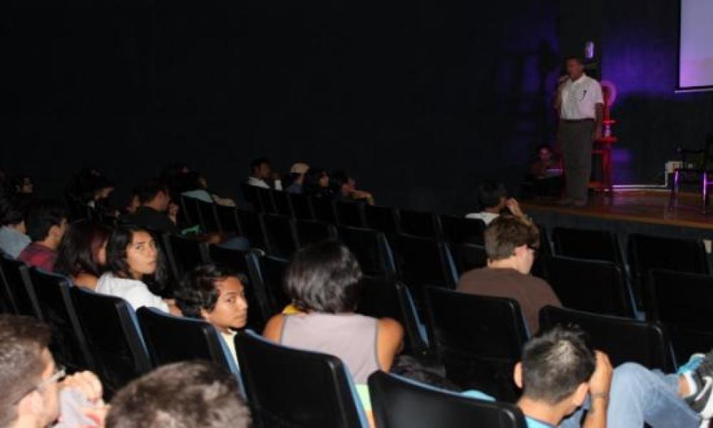 Conferencia del Artista León de la Vega en CUCosta