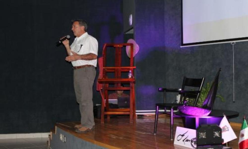 Conferencia del Artista León de la Vega en CUCosta