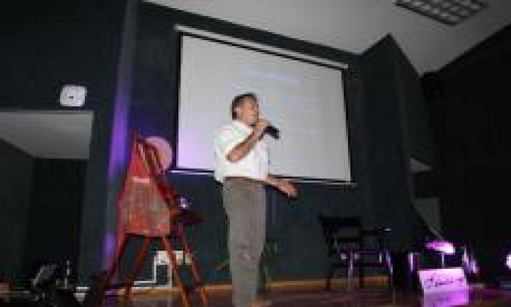 Conferencia del Artista León de la Vega en CUCosta