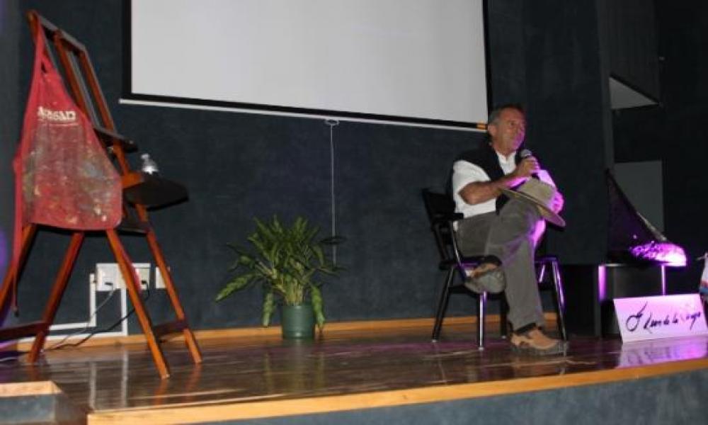 Conferencia del Artista León de la Vega en CUCosta