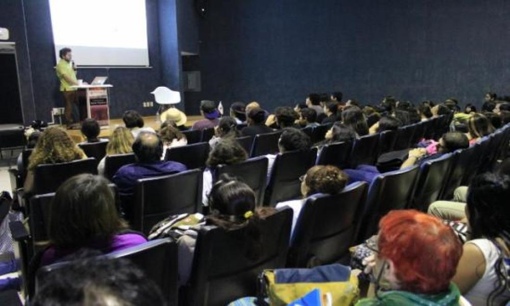 Charla con el Artista Visual Máximo González en CUCosta