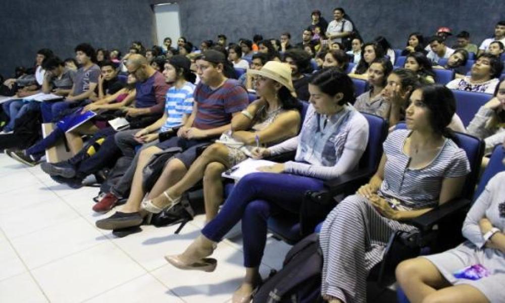 Charla con el Artista Visual Máximo González en CUCosta